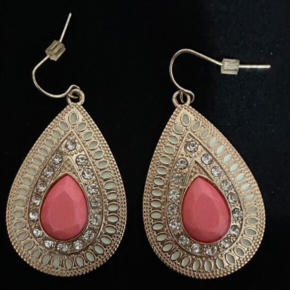 🧡🩷 ✨ Sparkly Gold Tone Pink/Coral & Green Stone Diamond Border Dangle Earrings - Picture 3 of 3